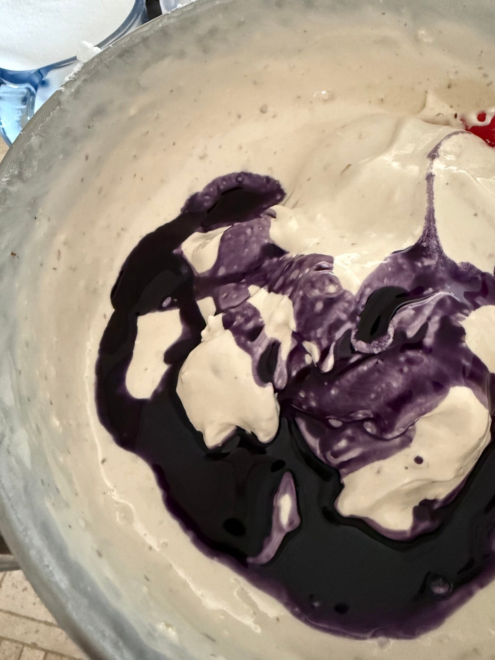 Fabrication artisanale de la crème de nougat à la violette MielDélice
