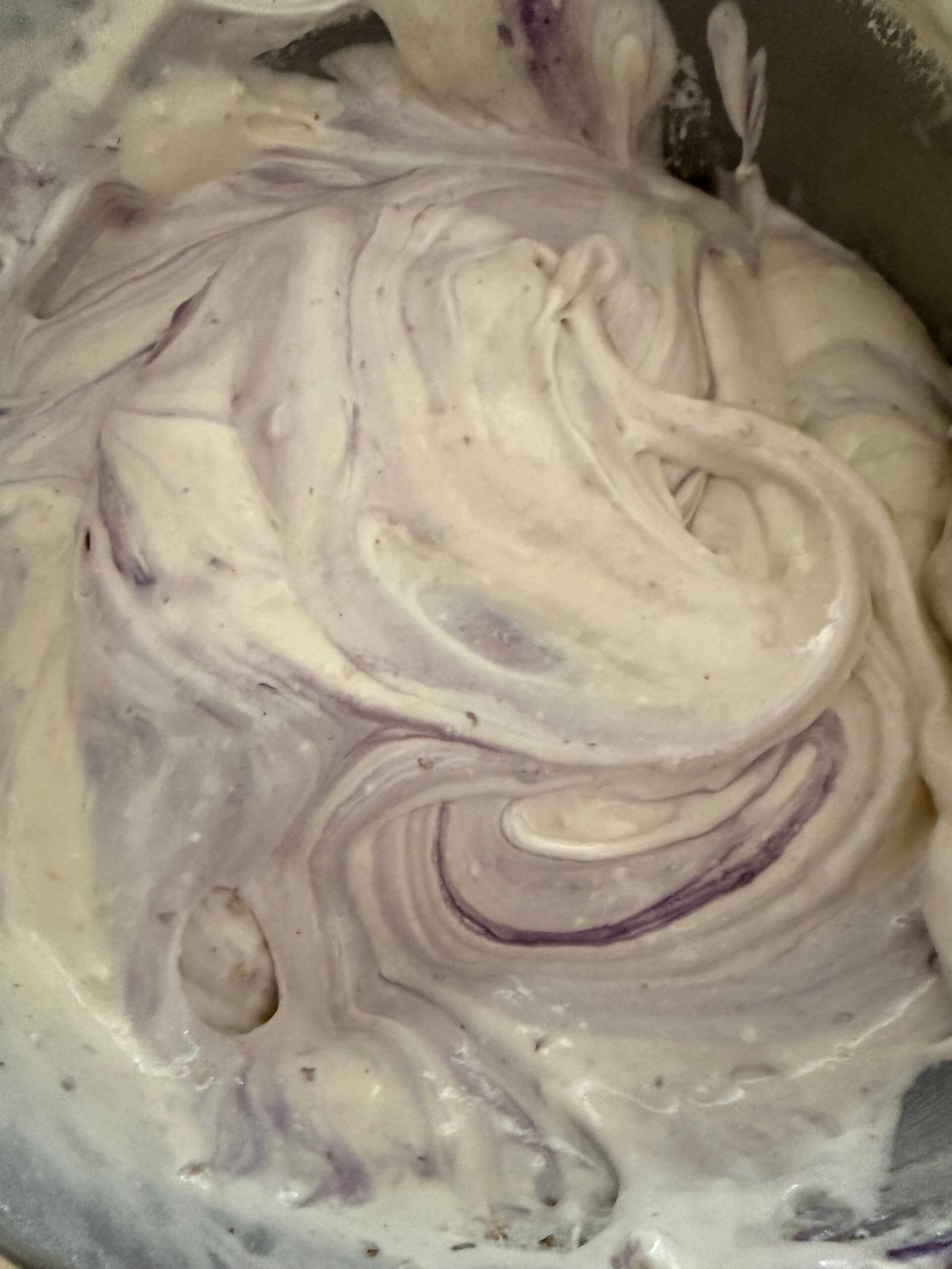 Marbrures de violette dans une préparation artisanale MielDélice