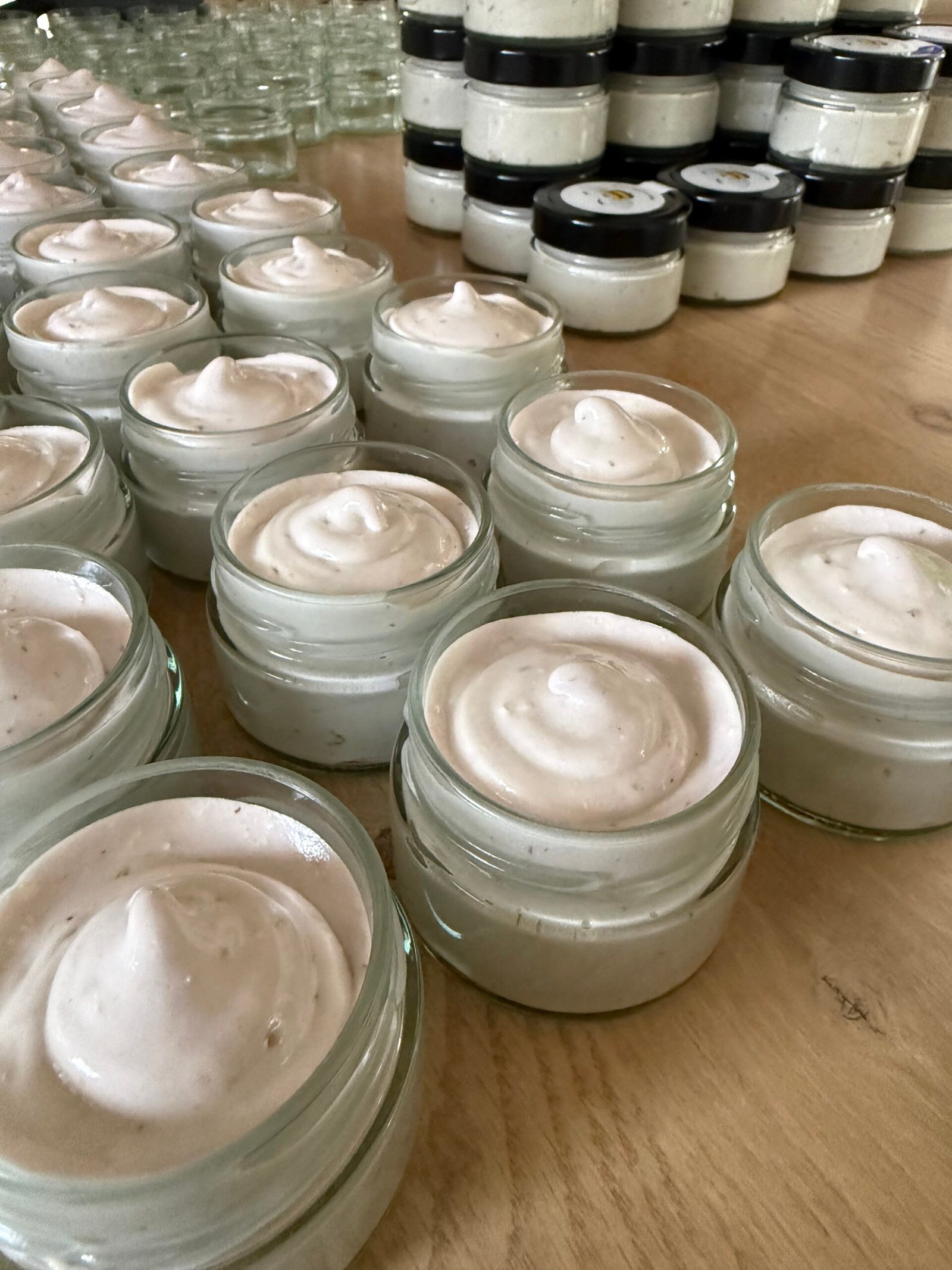 Pots MielDélice remplis à la main dans l’atelier de Tourrettes-sur-Loup