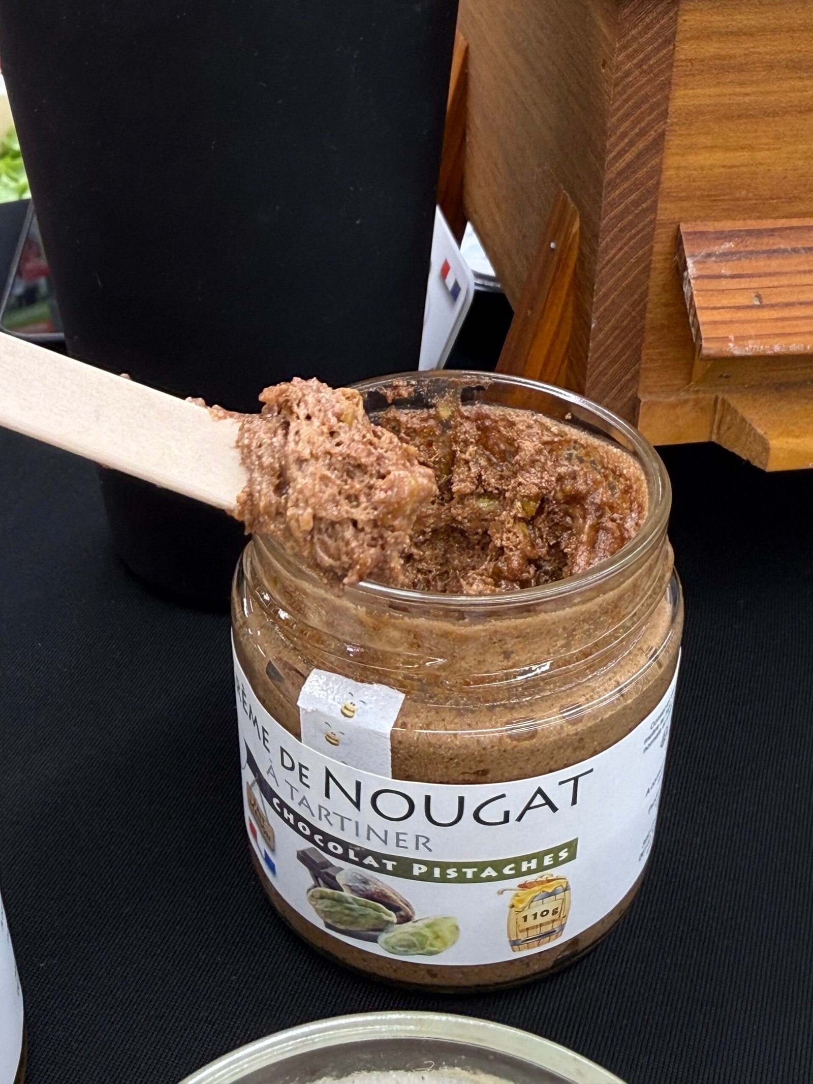 Pot ouvert de crème chocolat pistaches MielDélice montrant sa texture