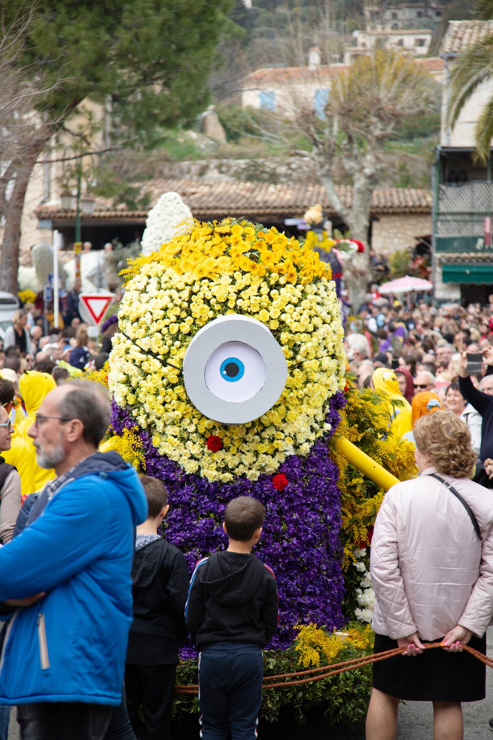Char Minion recouvert de fleurs pendant la Fête des Violettes de Tourrettes-sur-Loup
